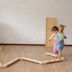 Kinder balancieren auf dem CLIFF Balance Balancebalken aus Naturholz im Kinderzimmer