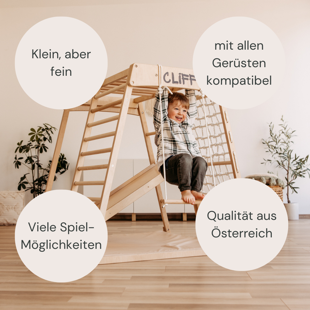 CLIFF Holztrapez mit Kind am Klettergerüst und Hinweisen zu Spielmöglichkeiten und Qualität