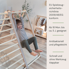 Kind spielt am CLIFF FLEX White Edition Klettergerüst mit Premium-Matte im Kinderzimmer +  EUrichtlinie