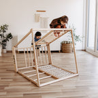 CLIFF Pro Klettergerüst liegene Position mit spielenden Kindern