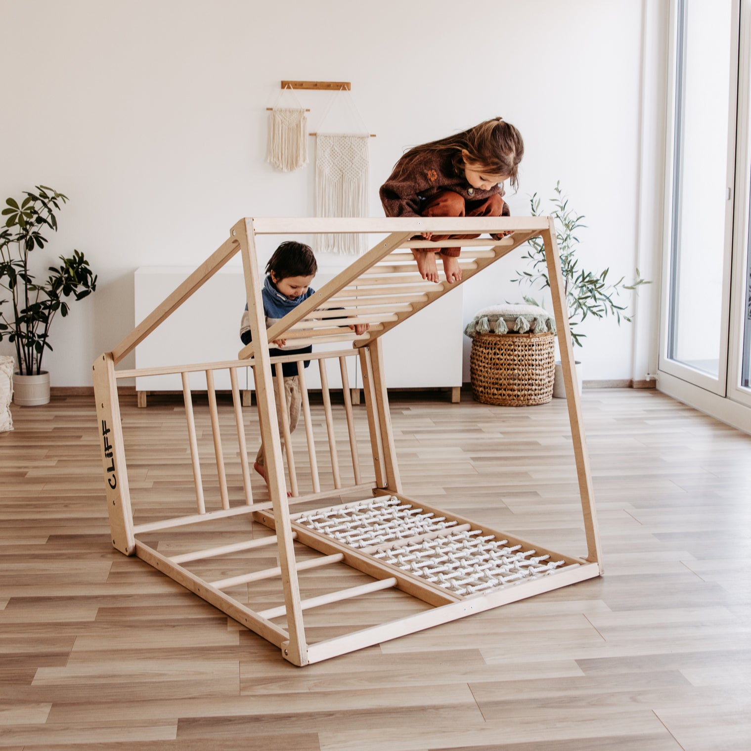 CLIFF Pro Klettergerüst liegene Position mit spielenden Kindern