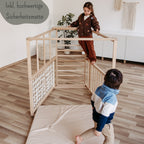 CLIFF PRO White Edition Klettergerüst mit Sicherheitsmatte und spielenden Kindern
