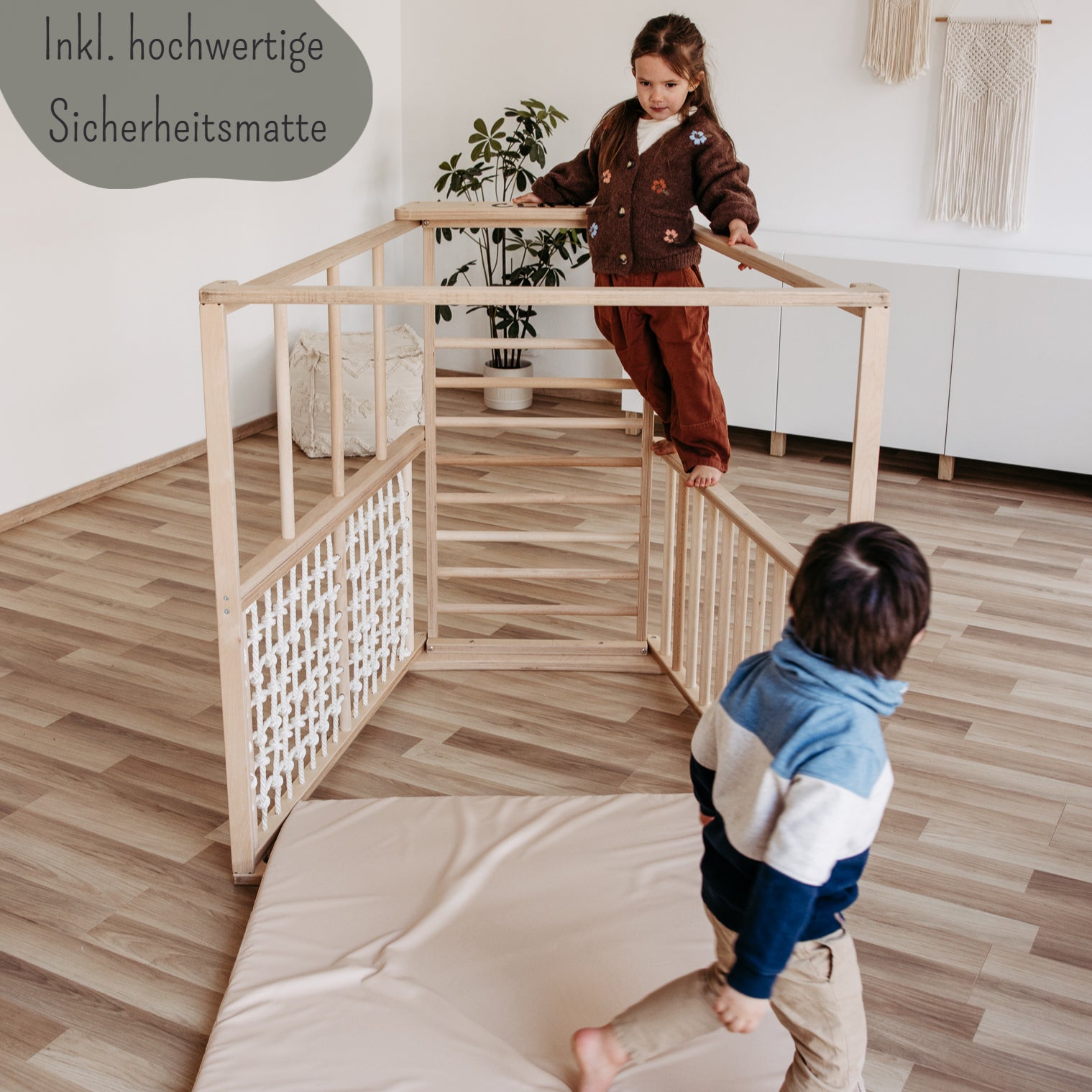 CLIFF PRO White Edition Klettergerüst mit Sicherheitsmatte und spielenden Kindern