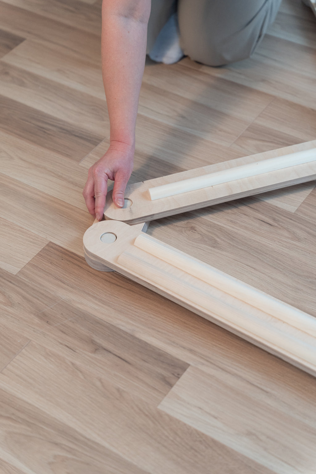 Detailansicht des CLIFF Balance Balancebalkens aus Naturholz mit Verbindungselement