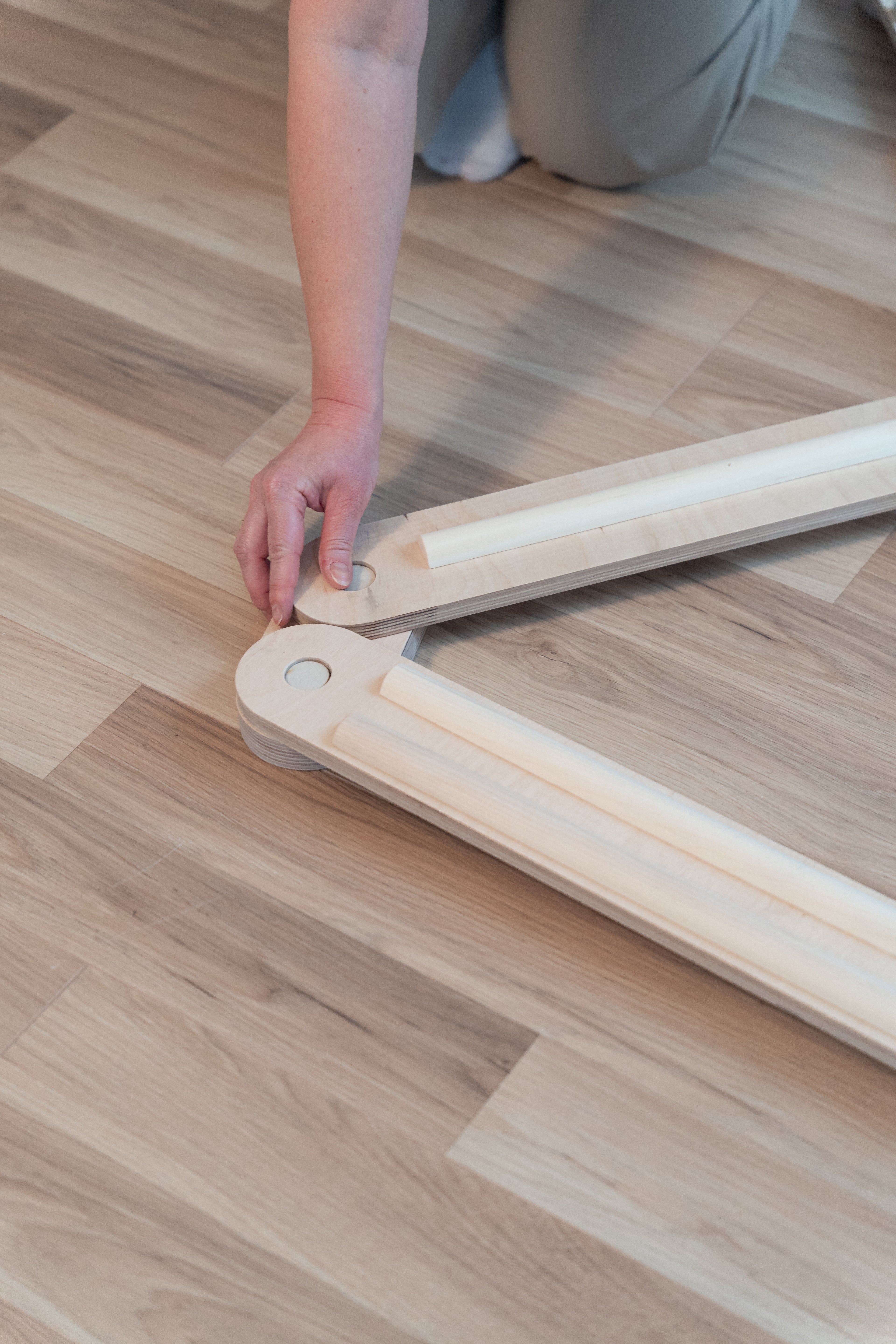 Detailansicht des CLIFF Balance Balancebalkens aus Naturholz mit Verbindungselement