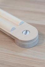 Nahaufnahme eines Balancierbretts des CLIFF Balance Balancebalkens aus geschichtetem Holz