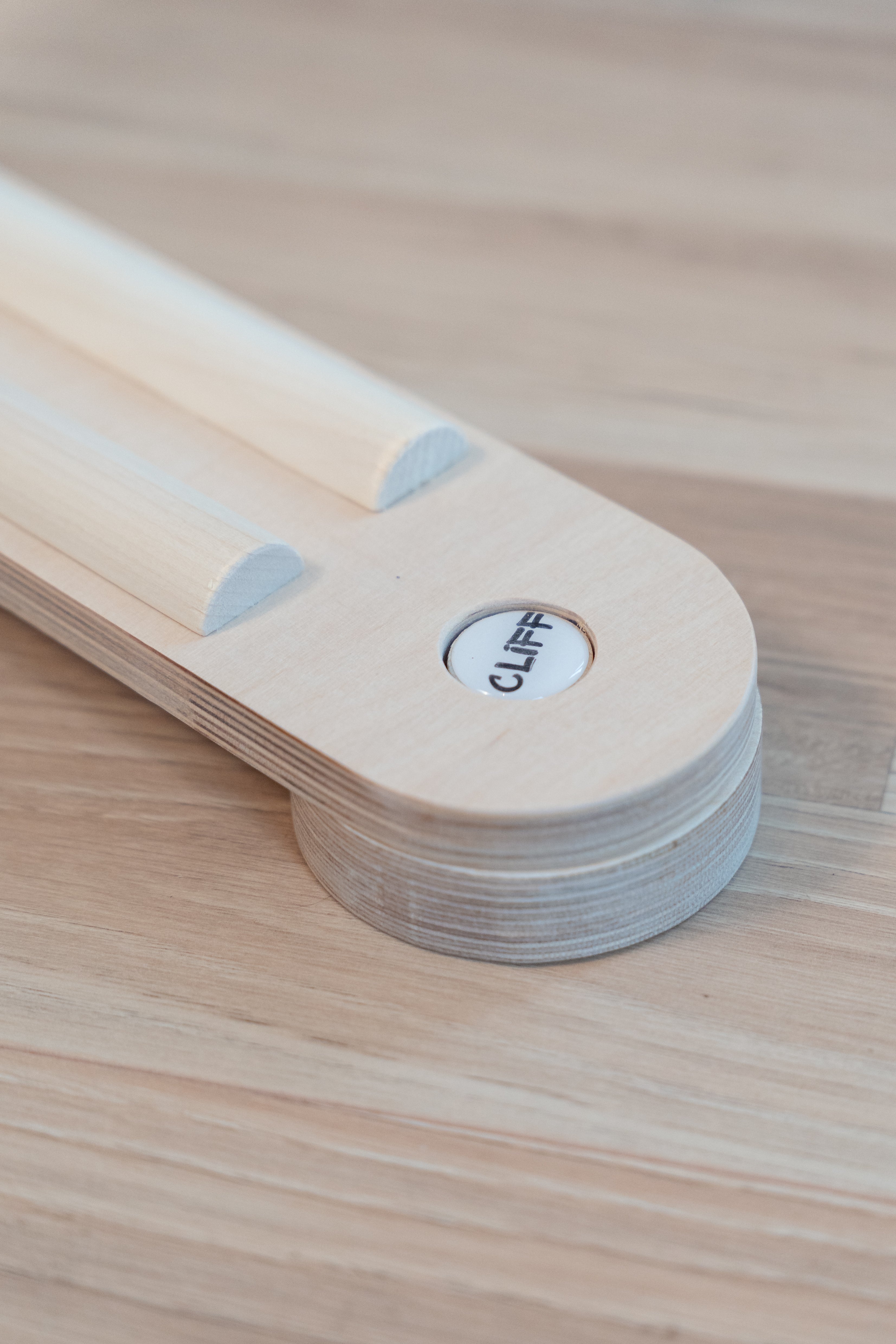 Nahaufnahme eines Balancierbretts des CLIFF Balance Balancebalkens aus geschichtetem Holz