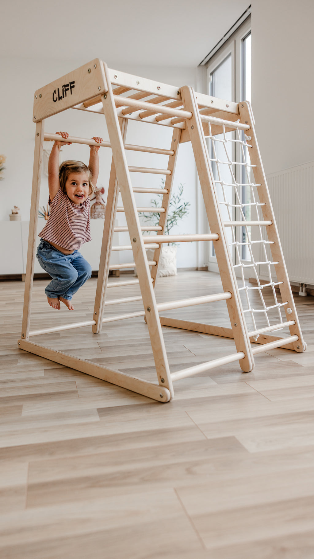 Kind klettert am CLIFF Compact Indoor-Klettergerüst aus Holz