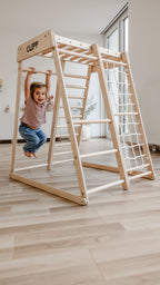Kind klettert am CLIFF Compact Indoor-Klettergerüst aus Holz