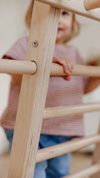 Nahaufnahme von Holz und Verarbeitung am CLIFF Compact