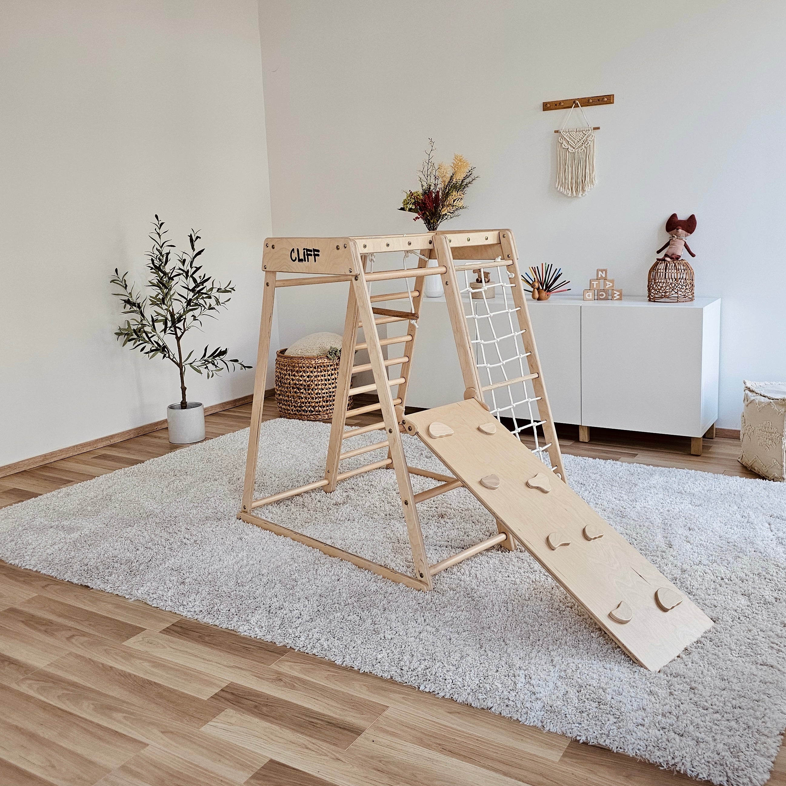 CLIFF Compact Klettergerüst im hellen Spielraum