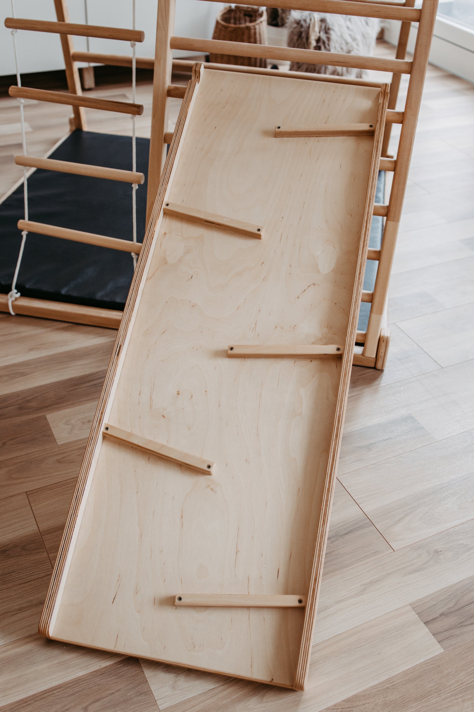 CLIFF Rutschrampe 3in1 aus Naturholz mit Kletterseite und Schutzrand in Nahaufnahme