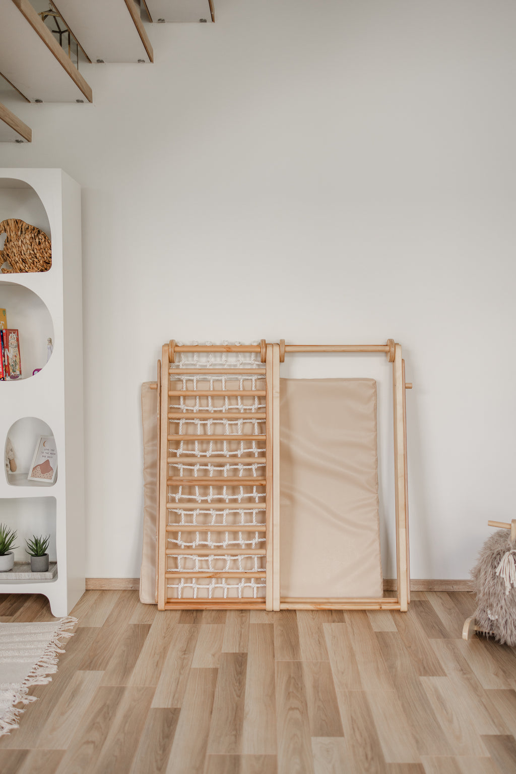 CLIFF FLEX White Edition zusammengeklappt an der Wand mit beiger Premium-Matte