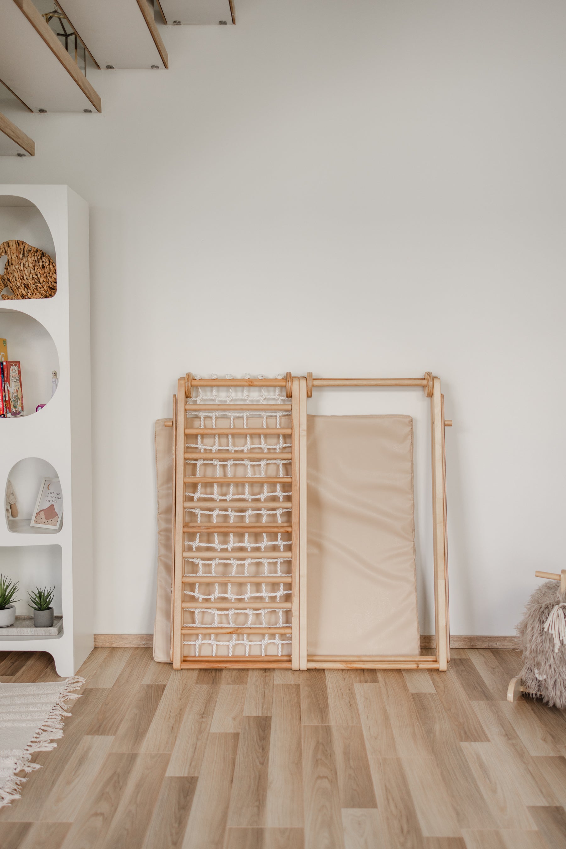 CLIFF FLEX White Edition zusammengeklappt an der Wand mit beiger Premium-Matte