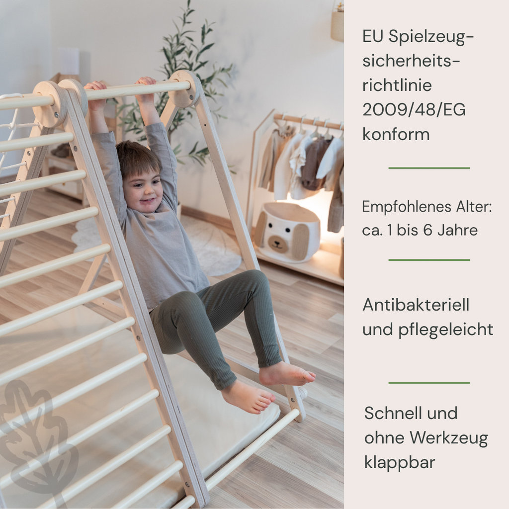 Kind spielt am CLIFF FLEX mit Hinweis zur EU-Spielzeugrichtlinie