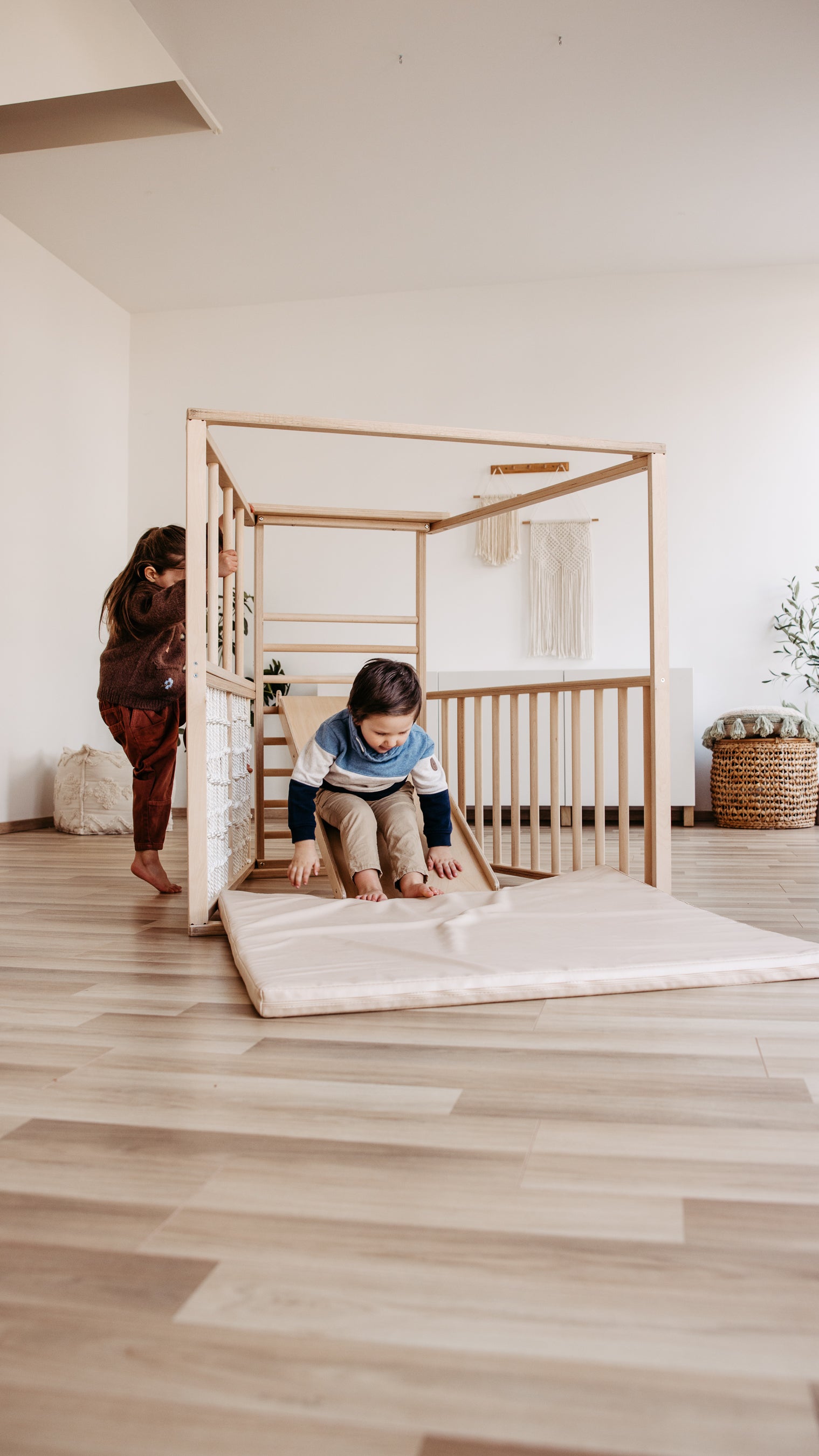 CLIFF PRO Klettergerüst in Spielposition mit Sicherheitsmatte und Kindern
