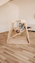 CLIFF Pro Klettergerüst mit Kind, mit möglichem zusatz von Rutsche und Trapez