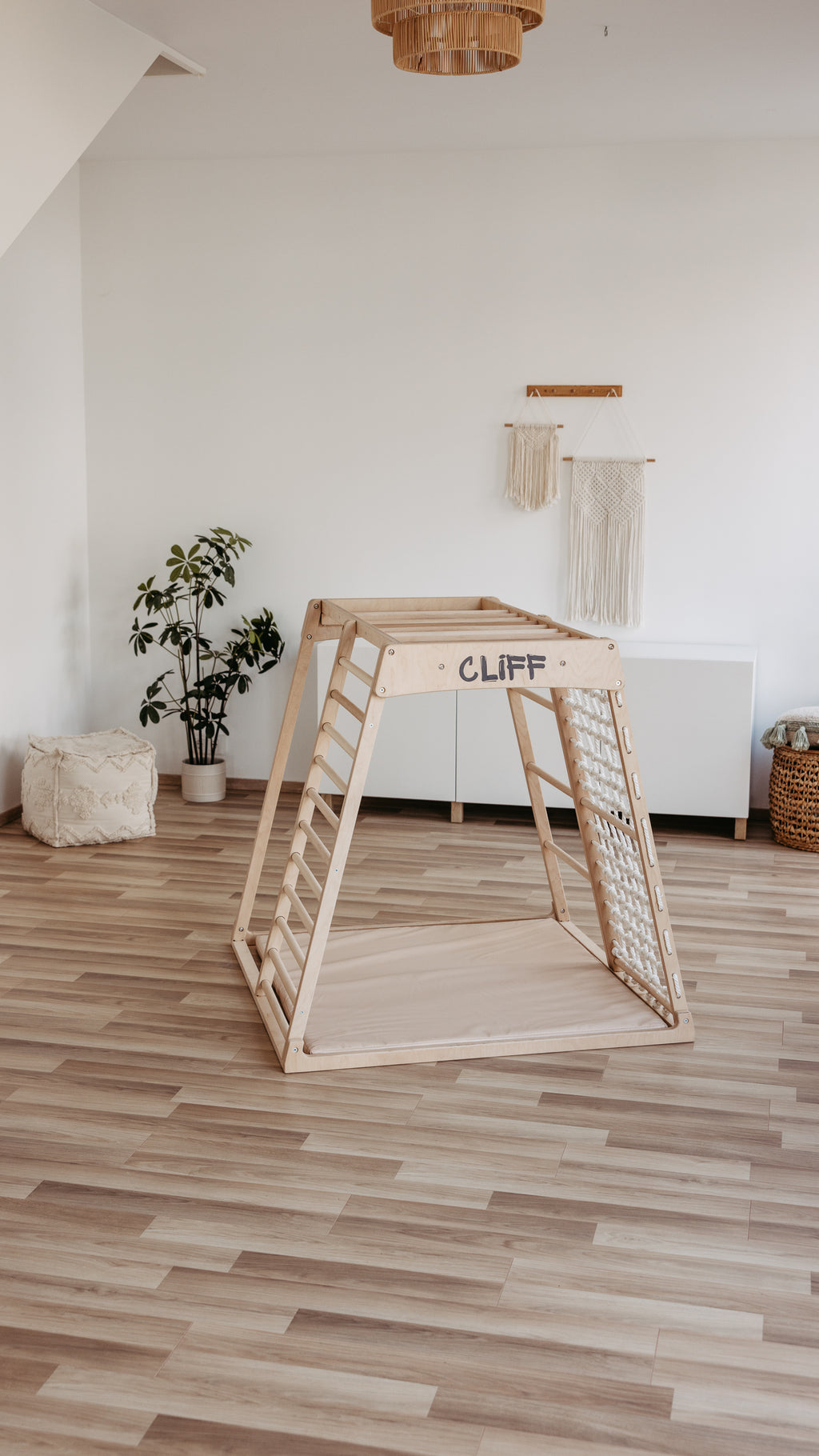 CLIFF PRO White Edition Klettergerüst mit Matte im Kinderzimmer