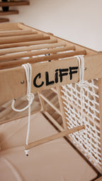 Detailansicht des CLIFF Holztrapezes aus Naturholz mit Seilbefestigung