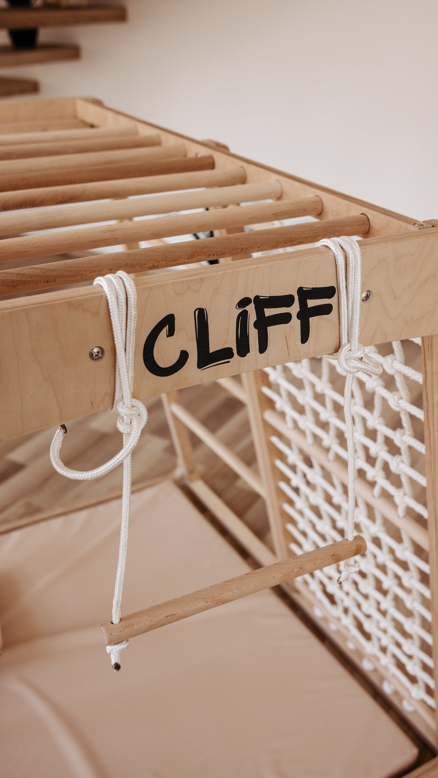 Detailansicht des CLIFF Holztrapezes aus Naturholz mit Seilbefestigung