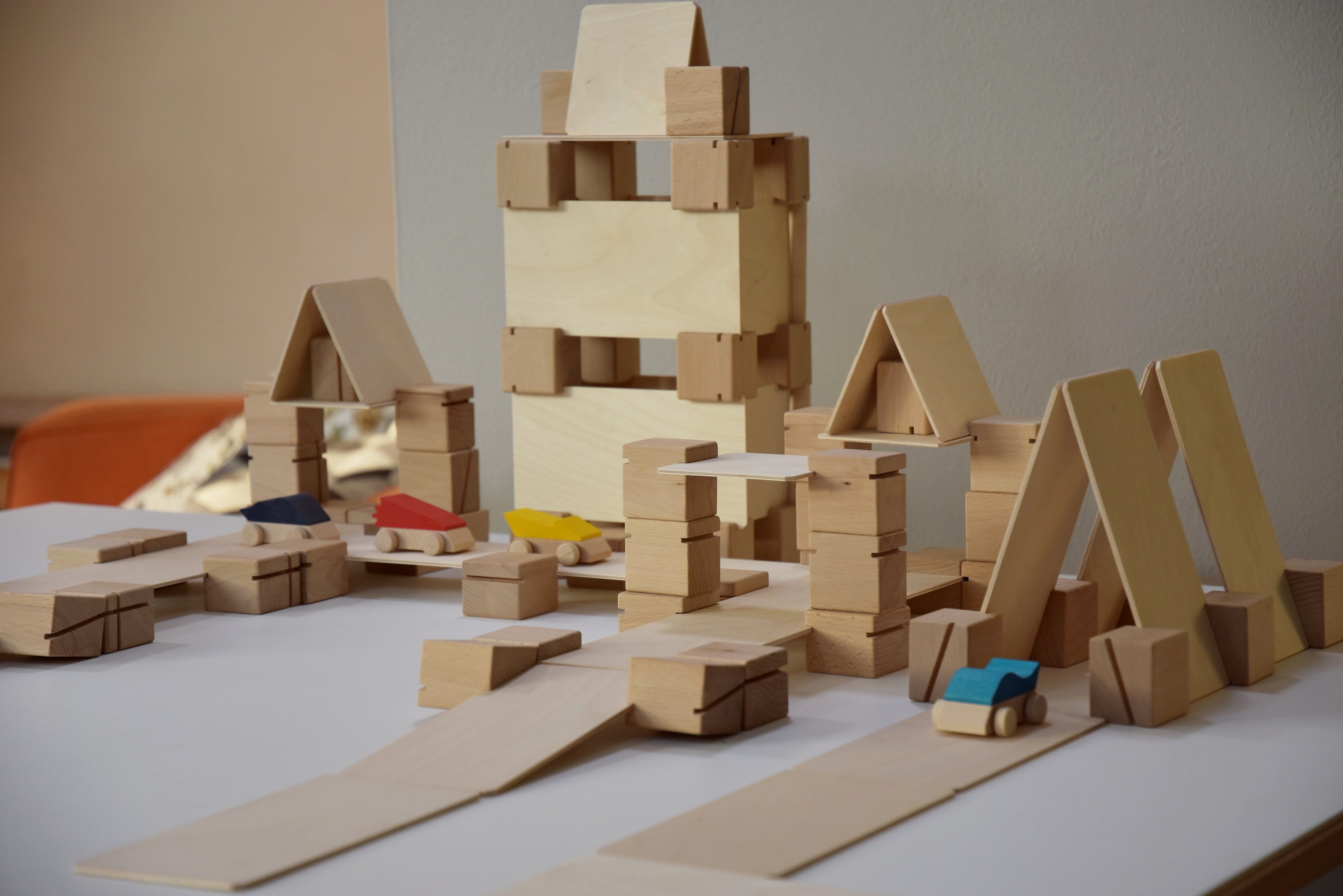 Konstruktion aus Just Blocks Smart Lines Holzelementen