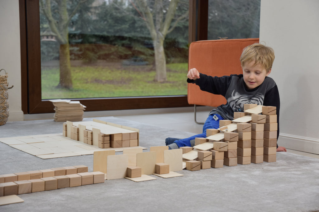 Junge baut mit Just Blocks Smart Lines eine Rampe für eine Kugel