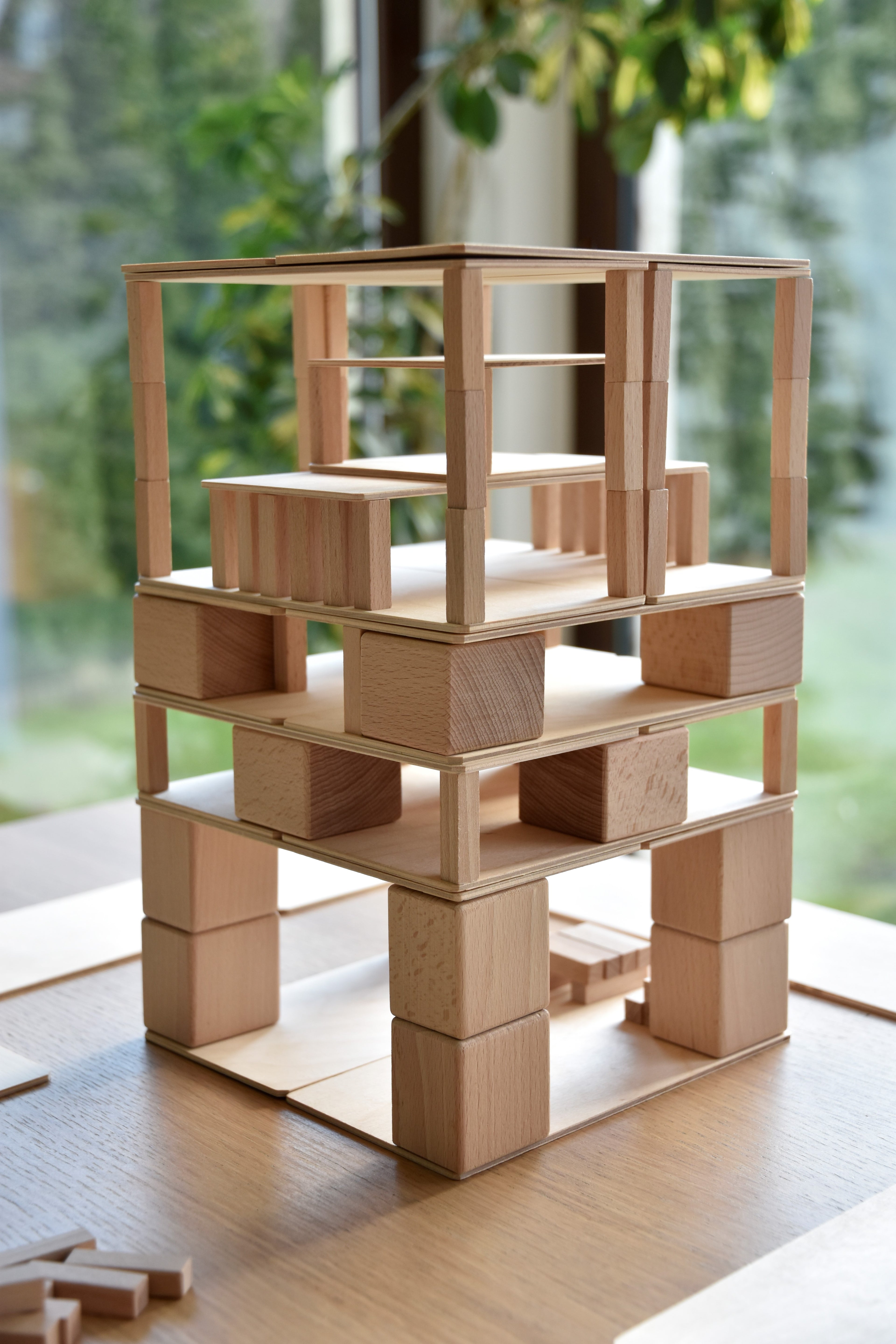 Hohe Baukonstruktion aus Just Blocks BASIC Medium Holzelementen