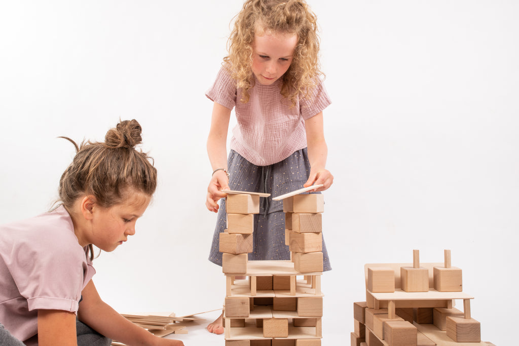 Kinder bauen mit dem Just Blocks BASIC Small Holz-Lernsystem einen Turm