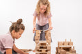 Kinder bauen mit dem Just Blocks BASIC Small Holz-Lernsystem einen Turm