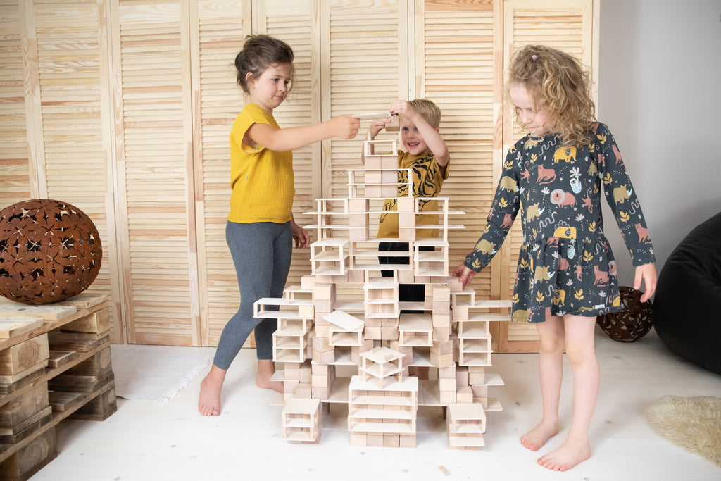 Kinder spielen gemeinsam mit Just Blocks BASIC Big Holzelementen