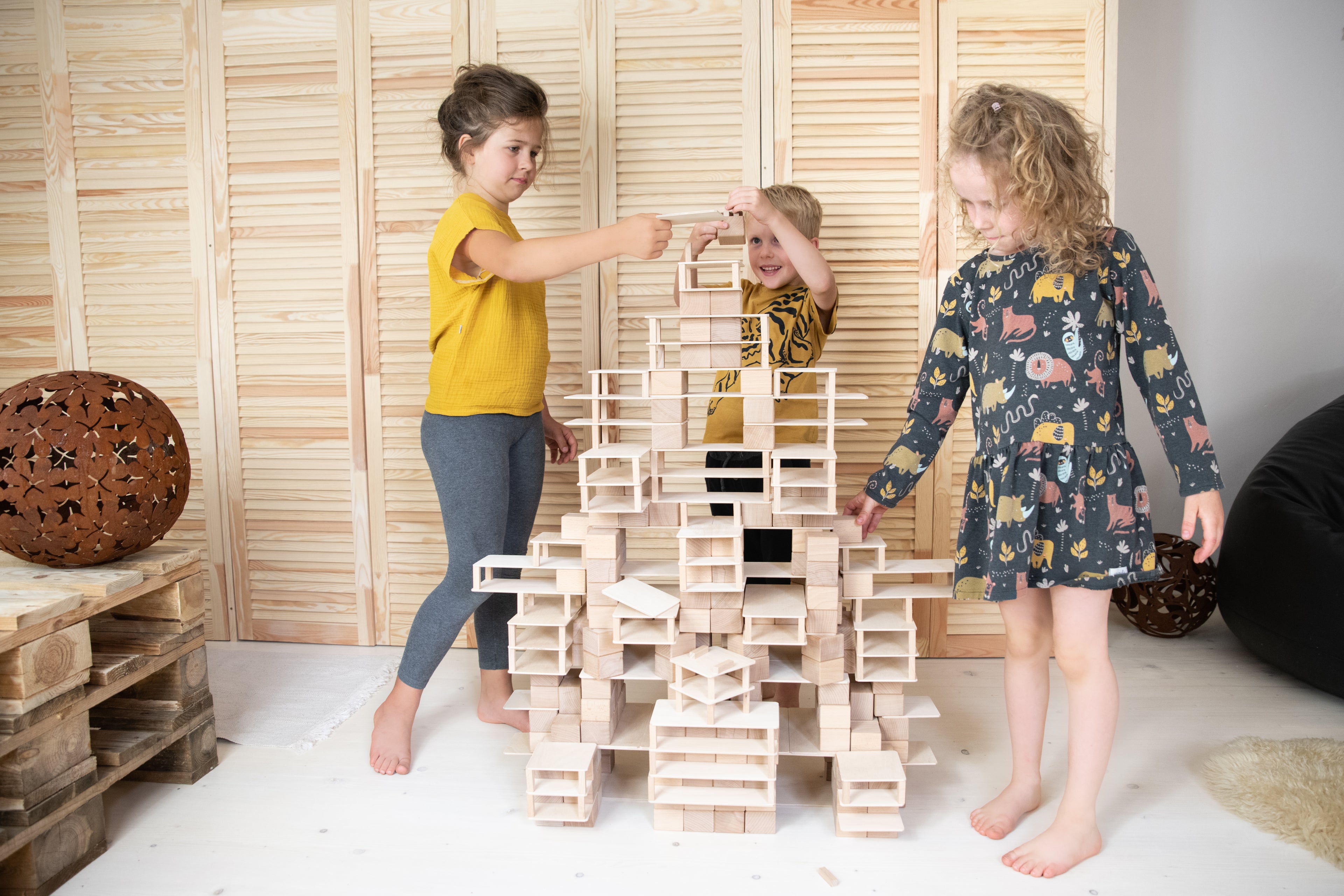 Kinder spielen gemeinsam mit Just Blocks BASIC Big Holzelementen