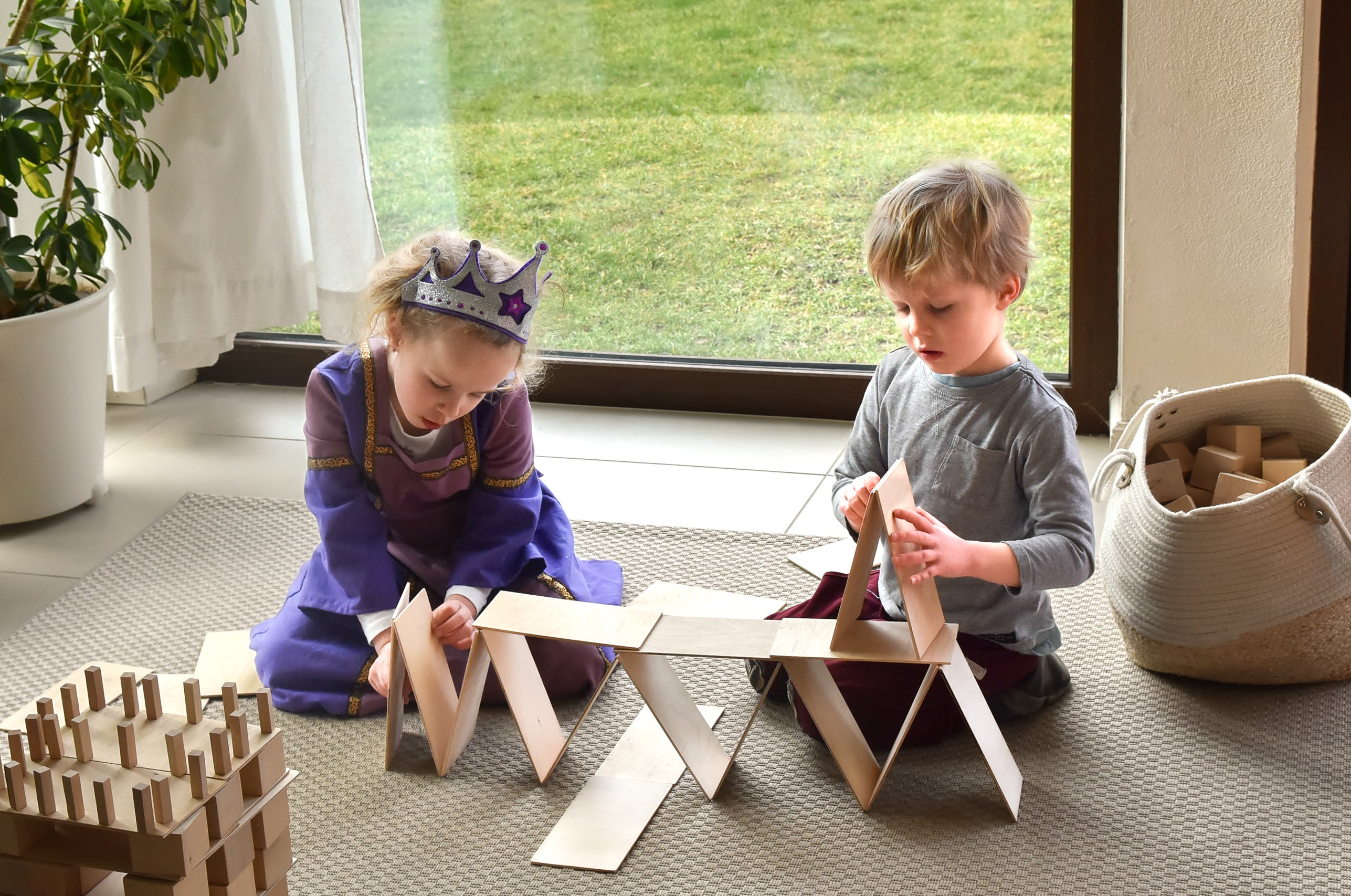 Kinder bauen mit Just Blocks BASIC Medium eine flache Bauwelt aus Holzelementen
