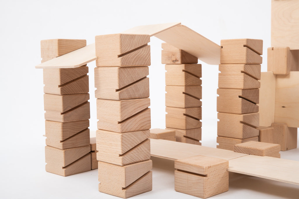 Detailansicht der Just Blocks Smart Lines Holzbausteine mit gefrästen Linien und flachen Elementen