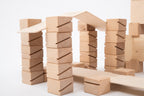 Detailansicht der Just Blocks Smart Lines Holzbausteine mit gefrästen Linien und flachen Elementen