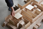 Kind baut mit Just Blocks BASIC Medium eine Holzkonstruktion