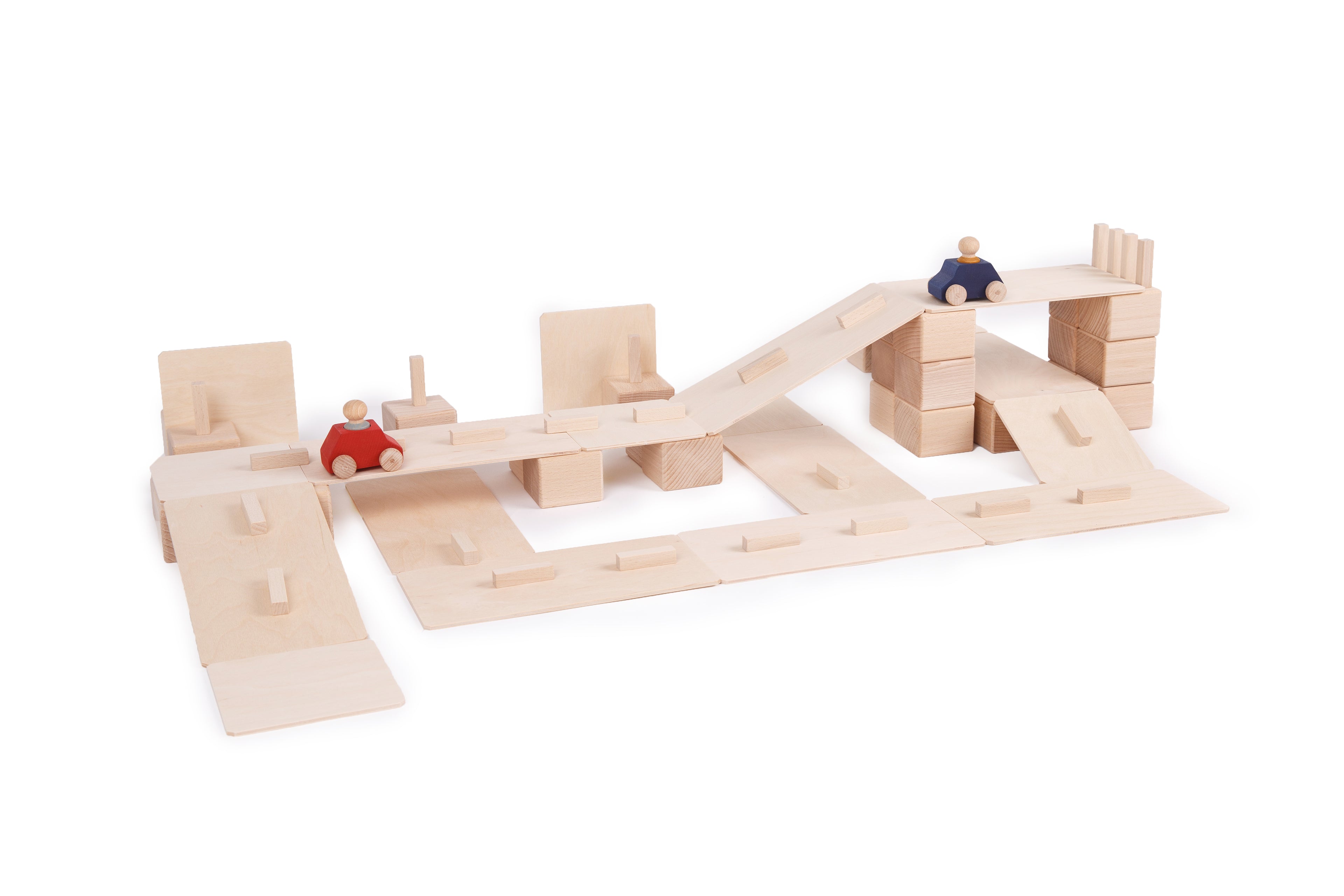Strassen-Bauidee aus Just Blocks BASIC Small Holzelementen mit zusätzlichen Spielzeugautos