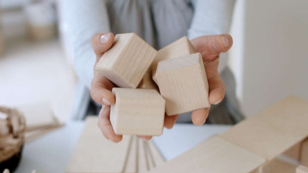 Hände halten Just Blocks BASIC Medium Holzelemente