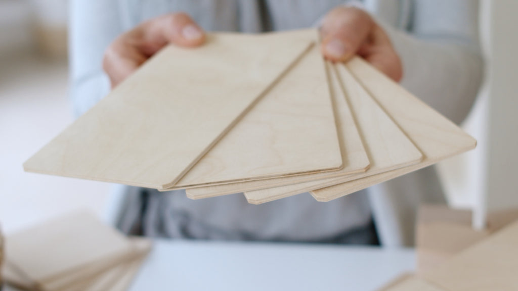 Hände halten Just Blocks BASIC Medium flache Holzelemente