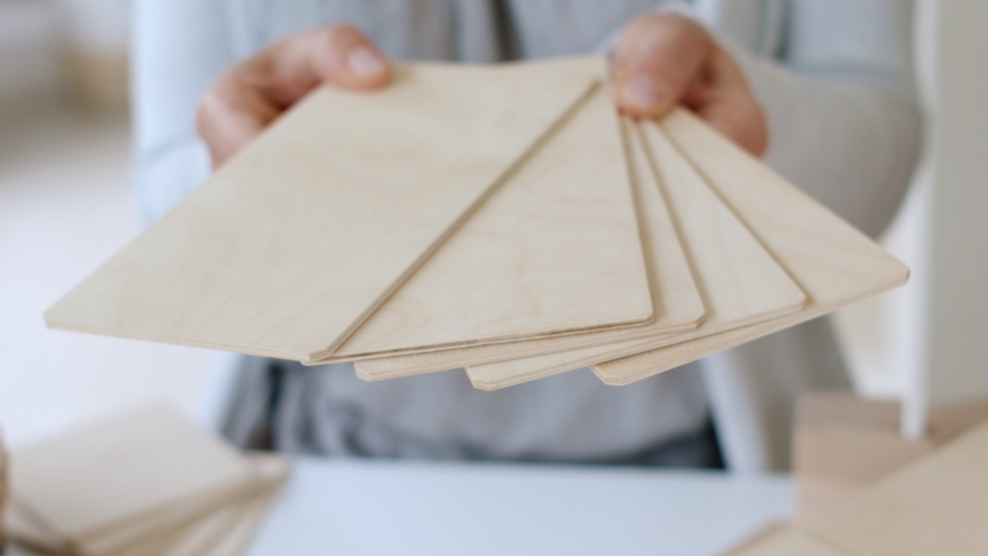 Hände halten Just Blocks BASIC Medium flache Holzelemente