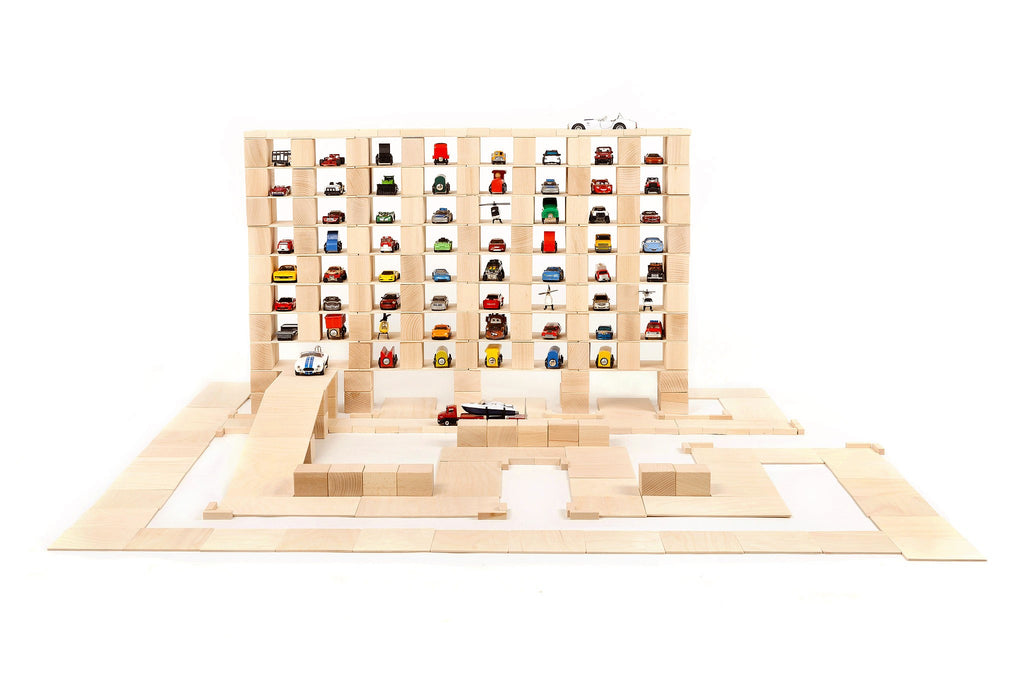 Parkhaus-Bauidee aus Just Blocks BASIC Big Holzelementen mit zusätzlichen Spielzeugautos