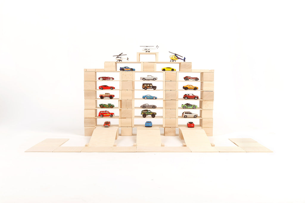 Parkhaus-Bauidee aus Just Blocks BASIC Medium Holzelementen mit zusätzlichen Spielzeugautos