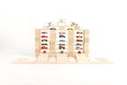 Parkhaus-Bauidee aus Just Blocks BASIC Medium Holzelementen mit zusätzlichen Spielzeugautos