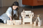 Kind baut konzentriert mit dem Just Blocks Smart Lines Holz-Lernsystem