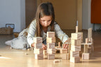 Kind entdeckt eigene Bauideen mit Just Blocks Smart Lines Holzbausteinen