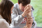 Kinder bauen gemeinsam einen hohen Turm mit dem Just Blocks Balance Tower Group Challenger