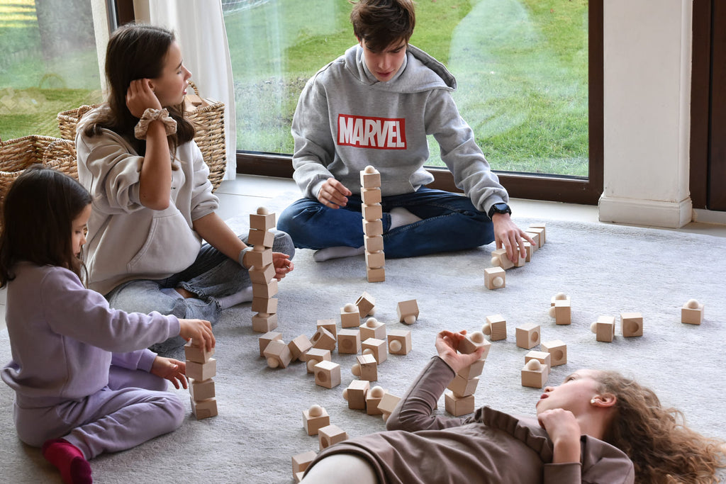 Gemeinsames Spielen mit dem Just Blocks Balance Tower Group Challenger Holz-Balancespiel