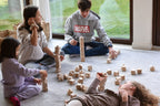 Gemeinsames Spielen mit dem Just Blocks Balance Tower Group Challenger Holz-Balancespiel