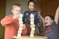 Kinder spielen gemeinsam mit dem Just Blocks Balance Tower Master Holz-Balancespiel
