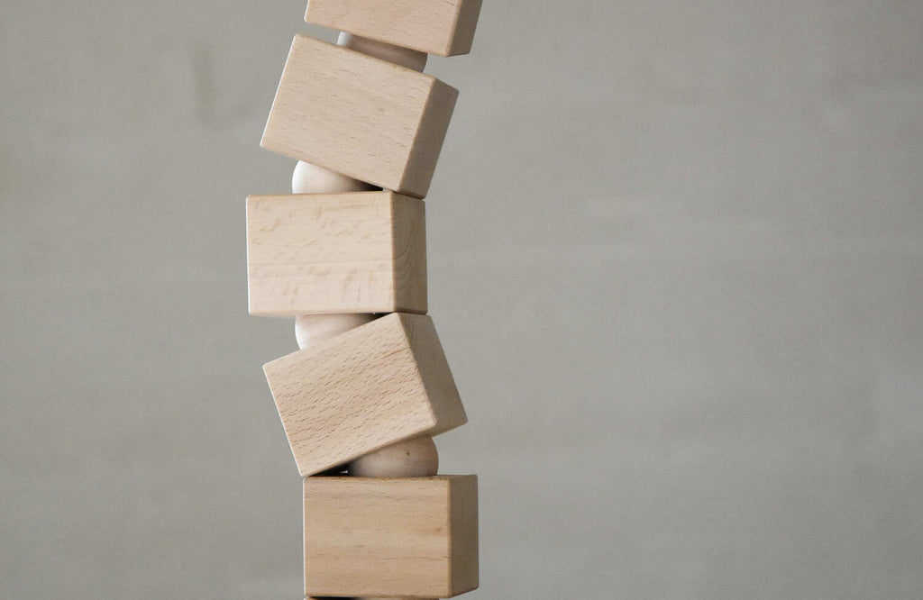Nahaufnahme einer Balance Tower Master Holzkonstruktion mit Würfeln und Halbkugeln