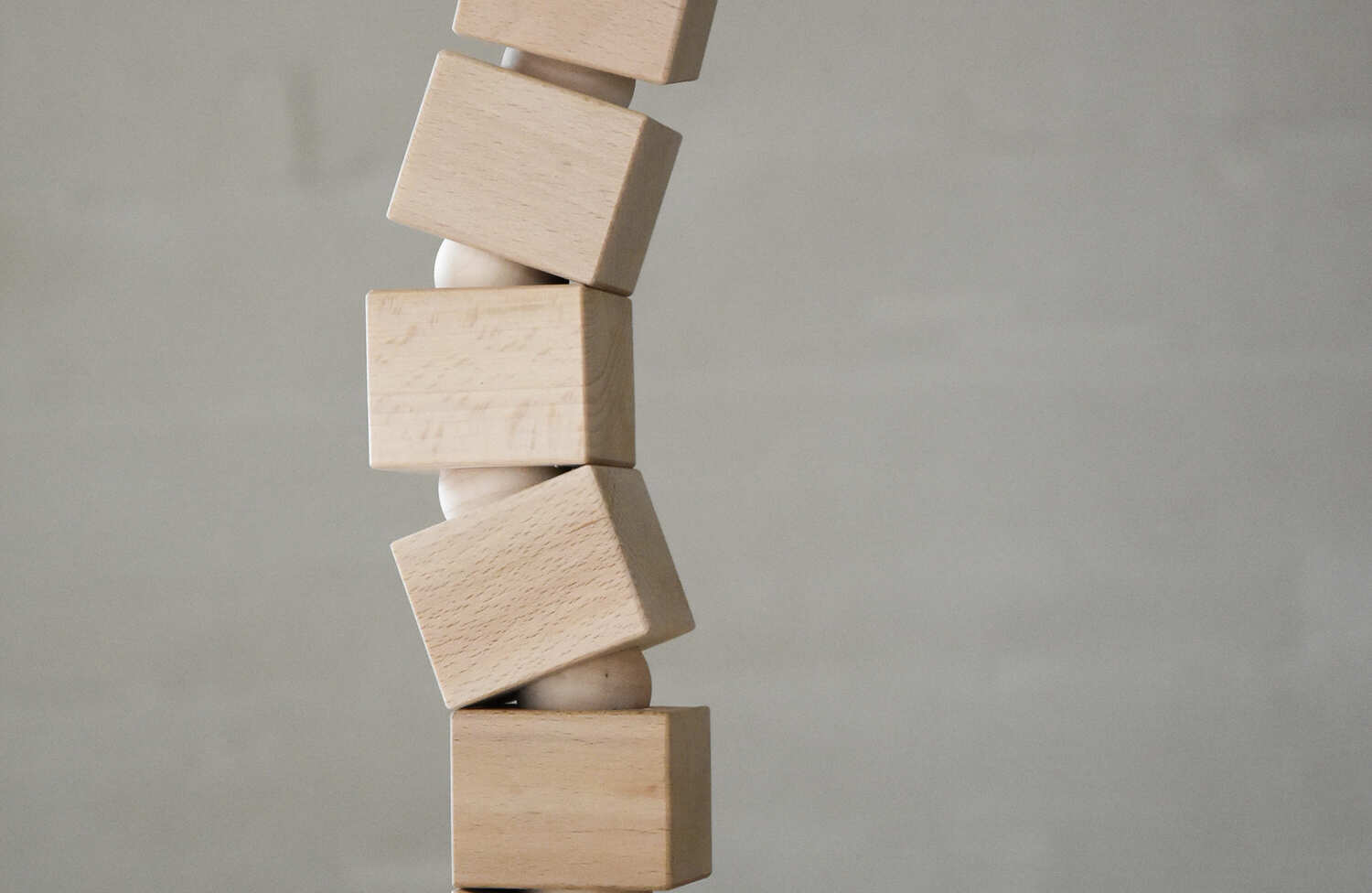Nahaufnahme einer Balance Tower Master Holzkonstruktion mit Würfeln und Halbkugeln